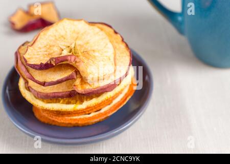 Gesunde Ernährung Bio-Ernährung. In Scheiben geschnittener und getrockneter Apfel, orange auf Textilhintergrund. Stockfoto