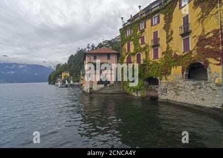 Comer See, Italien. Alte Häuser direkt am Wasser gebaut. Stockfoto