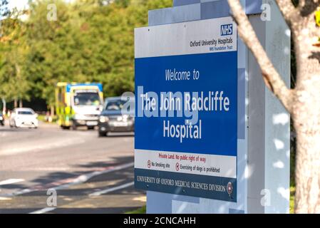 Anwohner wurden gebeten, das John Radcliffe Hospital nicht zu besuchen, um auf Covid-19 getestet zu werden, da die Zahl der Covid-Fälle in der Oxford-Gegend wieder steigt. Stockfoto