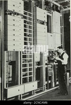 . The Bell System Technical Journal . fe ^ ANWENDUNG VON TRÄGERTELEFONSYSTEMEN 573. Abb. 11 – Einschübe für Line- und Twist-Verstärker und -Controller, wie in New York installiert. 574 BELL SYSTEM TECHNICAL JOURNAL Stockfoto