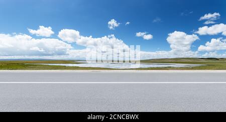 Straße und schöne Naturlandschaft Stockfoto