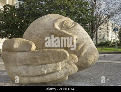 Skulptur Ecoute (Listening) in Paris. Stockfoto