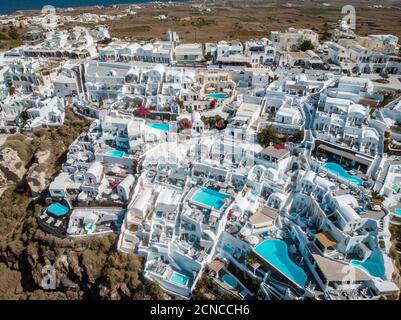 Drohnenblick über Santorini, Luftblick über das weiß getünchte Dorf Oia mit luxuriösem Urlaubsresort mit Infinity-Pools in Sa Stockfoto