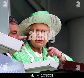 IHRE MAJESTÄT KÖNIGIN ELIZABETH II UND DER HERZOG VON EDINBURGH.DAS DERBY, EPSOM DOWNS, SURREY, GROSSBRITANNIEN - 04 JUN 2005. BILDNACHWEIS : © MARK PAIN / ALAMY Stockfoto