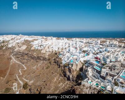 Drohnenblick über Santorini, Luftblick über das weiß getünchte Dorf Oia mit luxuriösem Urlaubsresort mit Infinity-Pools in Sa Stockfoto