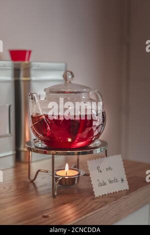 Kerzenbeheizte Teekanne aus Glas Stockfoto