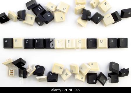 Computer und Computertechnologien in den Industrien und den Bereichen der menschlichen Tätigkeit - Konzept. Architektur. Auf einem weißen Hintergrund von den verstreuten Schlüsseln Stockfoto