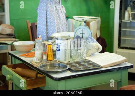 Eine Ausstellung, die einen typischen Lebensstil und Produkte in einer Kriegsküche zeigt. Das Decoding Center im Bletchley Park, Bletchley, England Stockfoto