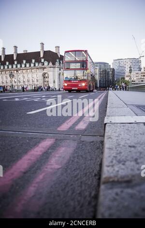 LONDON, VEREINIGTES KÖNIGREICH - Jun 06, 2015: Low view of a typical Red Bus driving away on the Streets of London Stockfoto