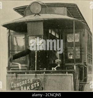 . Die Straßenbahnüberprüfung. Die Eices, die für vordere platformvestibules entwickelt haben, sind viele gewesen, und einige haben sich ausgezeichnet erwiesen, aber bis jetzt scheint niemand hinter einer ganzen Front zum Auto geschluckt zu haben. Dies beinhaltet keine geringen Kosten zu konstruieren, und Kosten ziemlich wenig zu setzen und zu entfernen, wenn die Jahreszeiten ändern. Viele Manager haben sehr gute Gründe, sich gegen die vordere Vorhalle zu erheben. Das Problem scheint jetzt von einigen der Straßenbahnen von Bridgeport, Connecticut, gelöst worden zu sein, und es wurde eine Firma gegründet und die Herstellung dieses Gerätes, von der Mo, hergestellt Stockfoto