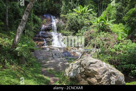 DOI SUTHEP-PUI NATIONALPARK, THAILAND - 01. Sep 2019: Der untere Montha Than Wasserfall fließt durch die üppige Bergflora im Norden Thailands Doi Stockfoto