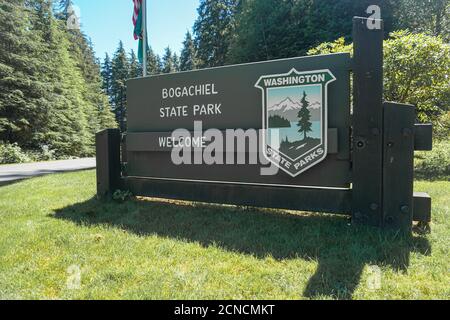 FORKS, WASHINGTON, USA - 06. Aug 2020: Das hölzerne Eingangsschild vor den Toren des Bogachiel State Park in der Nähe der Stadt Forks. Stockfoto