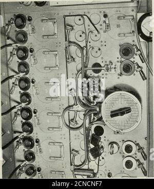 . Das Bell System technische Journal . mpedance, between cathodes ^®mittels des Verteilsystems der gleichen Länge koaxiale Leitungen shownin Abb. 11. Dieses Verteilungssystem gibt allen Detektoren äquiphasenschlagende Oszillatoreingänge und macht Anforderung (2) erreichbar, indem es nominale Ähnlichkeit in den übrigen Teilen der sechs Schaltungen hat. Die Anforderung (1) wird durch die Einspeisung eines Testoszillators von 78 Ohm im-Pedanz in die erste Schaltkreisbuchse und die Einstellung des Abstimmkondensators ^^ W. A. Harris, Superheterodyne Frequency Conversion Systems, Proc. I. R. E., VOL 22, S. 279-294, April 1935. EIN MULTIP Stockfoto