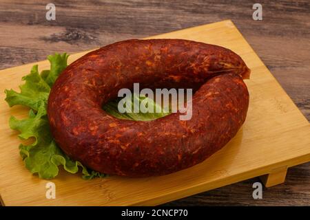 Krakowska Wurst über dem Brett mit Kräutern und Gewürzen Stockfoto
