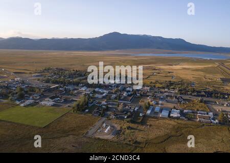 BRIDGEPORT, CALIFORNIA, USA - 12. Sep 2020: Eine Luftaufnahme von Bridgeport, dem County-Sitz von Kaliforniens Mono County. Stockfoto