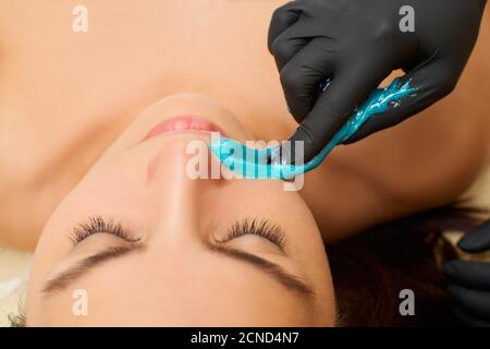 Zucker Haarentfernung aus dem Körper der Frau. Wachs Epilation Spa Verfahren. Verfahren Kosmetikerin weiblich. Schnurrbart Stockfoto