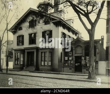 . Inventar der West End Street Railway Company . bis 0. East Fourth St. Lot Süden boston Bereich 6000 qm, Fuß Maßstab,! Zoll = 20 Fuß 0ctober,l897 171 1. 172 IMMOBILIEN AUF EAST FIFTH, EAST SIXTH UND EAST SEVENTH STS. IN DER NÄHE VON P. ST., SOUTH BOSTON. (Siehe Plan von Land und Bilder auf den folgenden Seiten,) etwa 35,000 Fuß Land. Auf diesem Teil zwischen East Fifth und East Sixth St. gibt es ein gemauertes Autohaus, der Eingang von East Sixth St., von denen im Erdgeschoss und die von East Fifth St, Ebene, auf Etage darüber, deren Geschichte deckt nur etwa die Hälfte des Grunds. In schlechter Reparatur. (Siehe unteres Bild Stockfoto