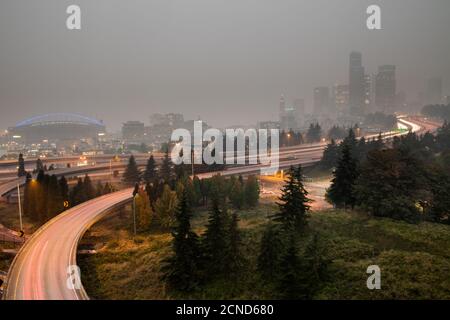 Die Skyline von Seattle am Abend ist von Rauch und Dunst von ausgedehnten Waldbränden in den Staaten Washington und Oregon umgeben. September 2020 Stockfoto