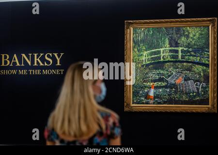 London, Großbritannien. September 2020. SEPTEMBER 13.30 - Show Me The Monet von Banksy, est £3-5m - wird als Höhepunkt der Modernites/Contemporary Evening Auction in Sothebys London verkauft, die am 21. Oktober live übertragen wird. Als Reaktion auf die Coronarius-Pandemie (covid 19) werden Masken getragen und soziale Distanz verstärkt. Kredit: Guy Bell/Alamy Live Nachrichten Stockfoto