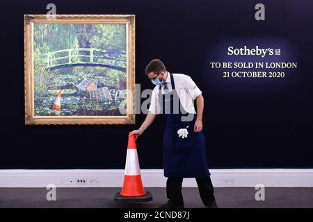 Sotheby's, London, Großbritannien. 18. September 2020. Show Me The Monet, Banksy zeitgenössische nehmen Monets Waterlilies Meisterwerk Malerei mit Auktion Schätzung von bis zu £5 Millionen enthüllt in Sotheby’s New Bond Street und wird in einer Live-Stream-Auktion am 21. Oktober. Quelle: Malcolm Park/Alamy Live News. Stockfoto