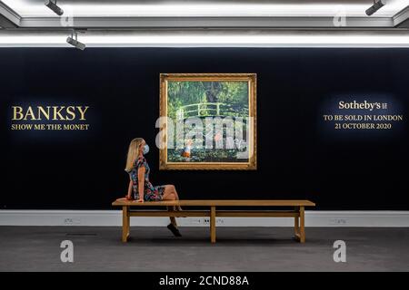 London, Großbritannien. September 2020. SEPTEMBER 13.30 - Show Me The Monet von Banksy, est £3-5m - wird als Höhepunkt der Modernites/Contemporary Evening Auction in Sothebys London verkauft, die am 21. Oktober live übertragen wird. Als Reaktion auf die Coronarius-Pandemie (covid 19) werden Masken getragen und soziale Distanz verstärkt. Kredit: Guy Bell/Alamy Live Nachrichten Stockfoto