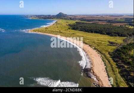 Luftaufnahme des Yellowcraigs Strandes East Lothian, mit North Berwick Law in der Ferne, Stockfoto