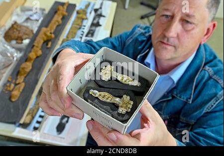 10. September 2020, Sachsen-Anhalt, Halle (Saale): Arnold Muhl zeigt in der Werkstatt des Landesmuseums für Vorgeschichte künstlerische Gewänder. Die Objekte sind 1,500 Jahre alt und stammen aus 60 unbeschädigten Gräbern eines fürstlichen Hofes im heutigen Stadtteil Mansfeld-Südharz. Die Wissenschaftler hoffen, durch die Analyse der Knochen und Stoffreste neue Einblicke in das Leben zur Zeit der Völkerwanderung zu gewinnen. Foto: Hendrik Schmidt/dpa-Zentralbild/ZB Stockfoto