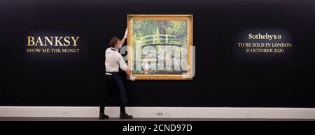 Sotheby's, London, Großbritannien. 18. September 2020. Show Me The Monet, Banksy zeitgenössische nehmen Monets Waterlilies Meisterwerk Malerei mit Auktion Schätzung von bis zu £5 Millionen enthüllt in Sotheby’s New Bond Street und wird in einer Live-Stream-Auktion am 21. Oktober. Quelle: Malcolm Park/Alamy Live News. Stockfoto