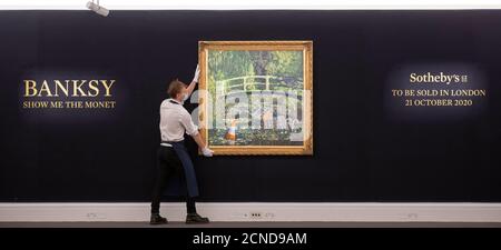 Sotheby's, London, Großbritannien. 18. September 2020. Show Me The Monet, Banksy zeitgenössische nehmen Monets Waterlilies Meisterwerk Malerei mit Auktion Schätzung von bis zu £5 Millionen enthüllt in Sotheby’s New Bond Street und wird in einer Live-Stream-Auktion am 21. Oktober. Quelle: Malcolm Park/Alamy Live News. Stockfoto