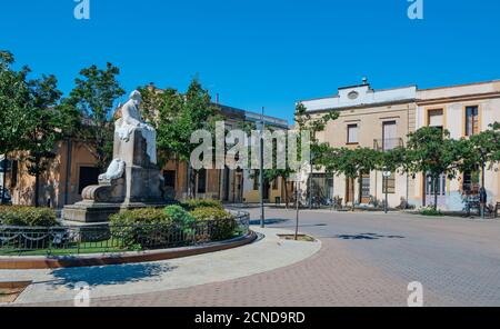 SANTA COLOMA DE CERVELLO, SPANIEN - 13. SEPTEMBER 2020: Blick auf den Joan Guell Platz in der Colonia Guell, einer ehemaligen Firmenstadt in der Nähe von Barcelona fam Stockfoto
