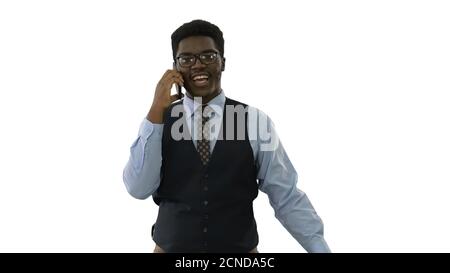 Lächelnder junger afroamerikanischer Geschäftsmann, der am Telefon spricht Stockfoto