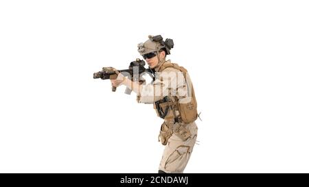 Soldat zielt mit einem Sturmgewehr auf weißem Hintergrund. Stockfoto