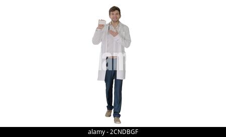 Walking Male Doctor zeigt leere weiße Box von Pillen auf Weiße Ba Stockfoto