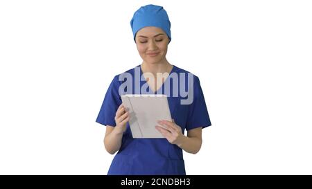 Lächelnde Krankenschwester mit Tablet-Computer gehen und suchen ein Stockfoto