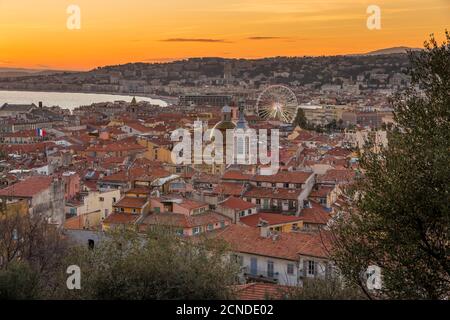 Erhöhter Blick vom Burghügel über die Altstadt bei Sonnenuntergang, Nizza, Alpes Maritimes, Cote d'Azur, Französische Riviera, Provence, Frankreich, Mittelmeer Stockfoto