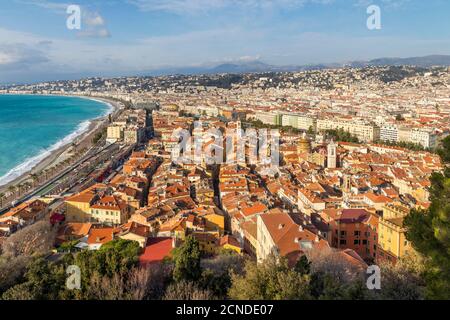 Blick vom Burghügel auf die Altstadt von Nizza, Alpes Maritimes, Cote d'Azur, Französische Riviera, Provence, Frankreich, Mittelmeer, Europa Stockfoto