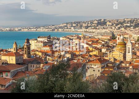 Blick vom Burghügel auf die Altstadt von Nizza, Alpes Maritimes, Cote d'Azur, Französische Riviera, Provence, Frankreich, Mittelmeer, Europa Stockfoto