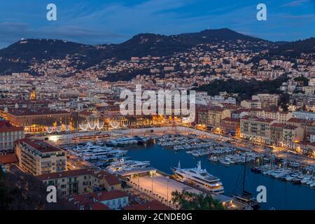 Erhöhter Blick vom Burghügel hinunter nach Port Lympia in der Abenddämmerung, Nizza, Alpes Maritimes, Cote d'Azur, Französische Riviera, Provence, Frankreich, Mittelmeer Stockfoto
