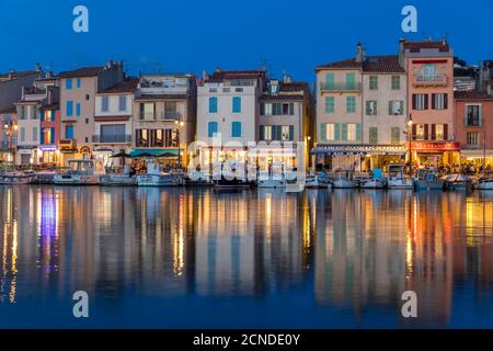 Blick vom Hafen auf die Altstadt bei Dämmerung, Cassis, Bouches du Rhone, Provence, Frankreich, Mittelmeer, Europa Stockfoto