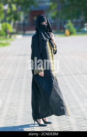 Orientalisches Mädchen festliche Nationalkleid in einer europäischen Stadt muslimische Frau in vollem Wachstum, städtischen Lebensstil. Stockfoto