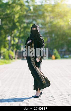 Muslimische Frau in vollem Wachstum, städtischen Lebensstil. Orientalisches Mädchen in festlicher Nationaltracht in einer europäischen Stadt., Stockfoto