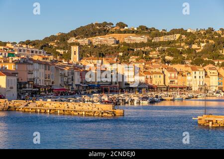 Blick vom Hafen auf die Altstadt, Cassis, Bouches du Rhone, Provence, Frankreich, Mittelmeer, Europa Stockfoto