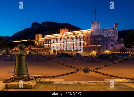 Beleuchteter Prinzenpalast in der Abenddämmerung, Monaco, Cote d'Azur, Französische Riviera, Mittelmeer, Europa Stockfoto