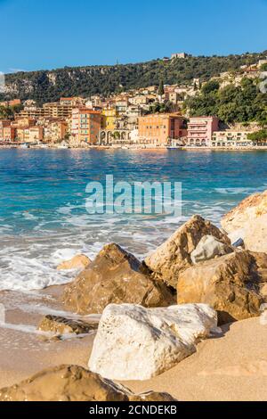 Blick vom Strand Les Marinieres auf die Altstadt, Villefranche sur Mer, Alpes Maritimes, Cote d'Azur, Französische Riviera, Provence, Frankreich, Mediterranesn Stockfoto