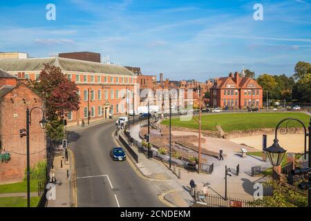 Blick auf Little St. John Street und Chester Roman Amphitheatre, Chester, Cheshire, England, Großbritannien, Europa Stockfoto