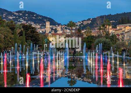 Beleuchteter Spiegelwasserbrunnen an der Promenade du Paillon, Nizza, Alpes Maritimes, Cote d'Azur, Französische Riviera, Provence, Frankreich, Europa Stockfoto