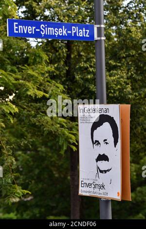 Jena, Deutschland. September 2020. Ein Plakat ruft zum Gedenken an den zukünftigen 'Enver-Simsek-Platz' in Jena-Winzerla auf. Der Name des Platzes wird am 19. September eingeweiht. Am 9. September 2000 wurde Enver Simsek in Nürnberg erschossen und starb zwei Tage später. Er gilt als das erste Opfer der rassistisch motivierten Mordserie der NSU. Zwischen 2000 und 2007 wurden neun Menschen ermordet. Quelle: Martin Schutt/dpa-Zentralbild/ZB/dpa/Alamy Live News Stockfoto