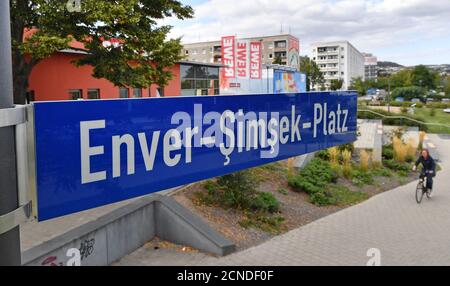 Jena, Deutschland. September 2020. Der Enver-Simsek-Platz befindet sich an einem Straßenschild in Jena-Winzerla. Die Namensweihe des Platzes findet am 19. September statt. Am 9. September 2000 wurde Enver Simsek in Nürnberg erschossen und starb zwei Tage später. Er gilt als das erste Opfer der rassistisch motivierten Mordserie der NSU. Zwischen 2000 und 2007 wurden neun Menschen ermordet. Quelle: Martin Schutt/dpa-Zentralbild/ZB/dpa/Alamy Live News Stockfoto