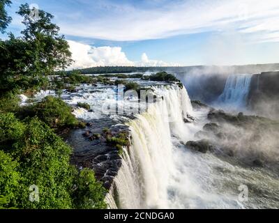 Blick auf die Iguacu Wasserfälle (Cataratas do Iguacu), UNESCO-Weltkulturerbe, von der brasilianischen Seite, Parana, Brasilien Stockfoto