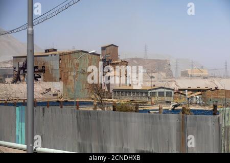 Das verlassene Bergarbeiterdorf der Firma in der offenen Kupfermine Chuquicamata in der Atacama-Wüste, Chile Stockfoto